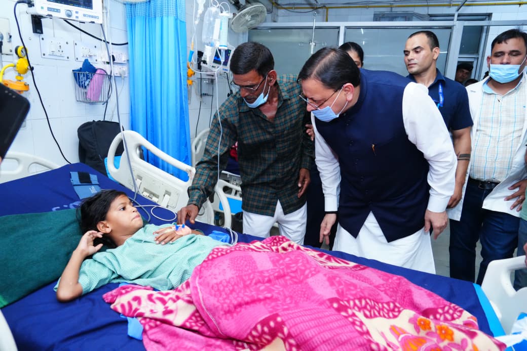 मुख्यमंत्री धामी ने किया दून अस्पताल का निरीक्षण, मरीजों से सीधे संवाद कर जानी उनकी स्वास्थ्य सेवाओं की स्थिति